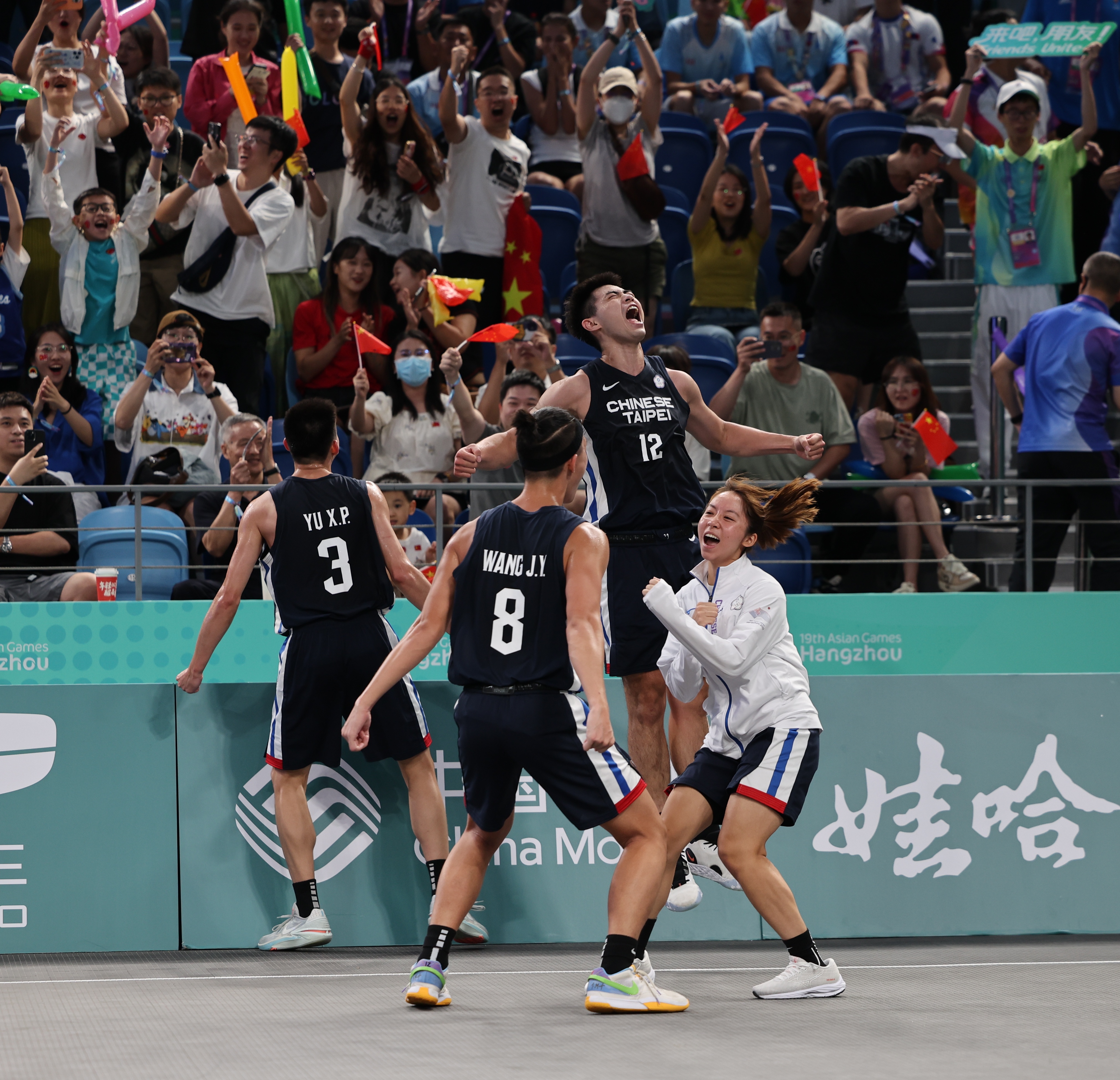 (圖)The players were ecstatic after winning the first ever gold medal for Chinese Taipei in the men’s 3X3 basketball at the Hangzhou Asian Games.